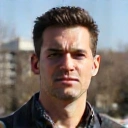 Retrato de Carlos Soto con expresión de logro