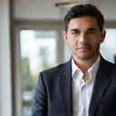 Retrato de Javier Pérez con actitud positiva